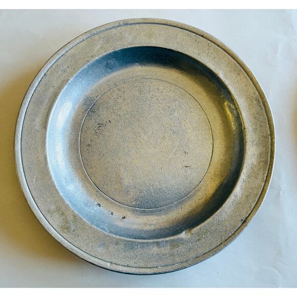 Set of 2 Columbia Wilton Armetale Pewter Gates House Tavern 9” Dinner Plates - Picture 4 of 7